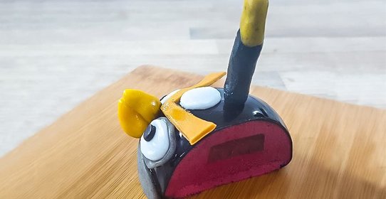 Мусс Angry Birds с чёрной смородиной, с гранатовым желе и японским бисквитом