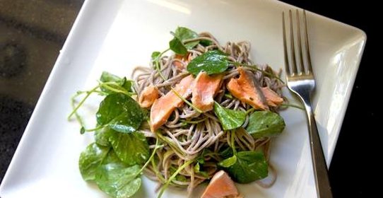 Лапша соба с лососем и кресс-салатом