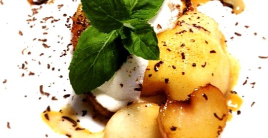 Фрукты фламбе с мороженым