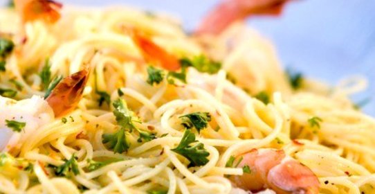 Тайский салат с лапшой и креветками