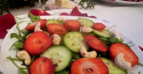 Салат с рукколой и клубникой с заправкой из шампанского