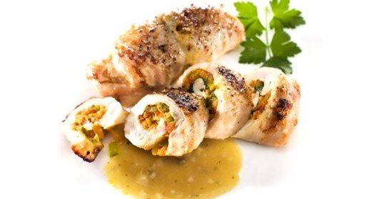 Фаршированные куриные грудки с томатами, козьим сыром и спаржей