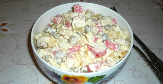 Салат с крабовыми палочками яблоком и горошком