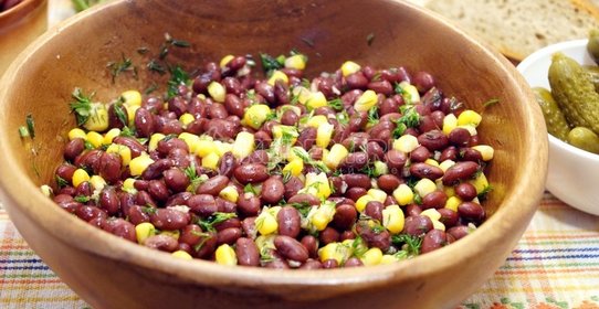 Салат с фасолью и кукурузой