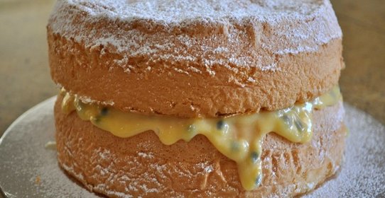 Бисквитный торт с творожной начинкой