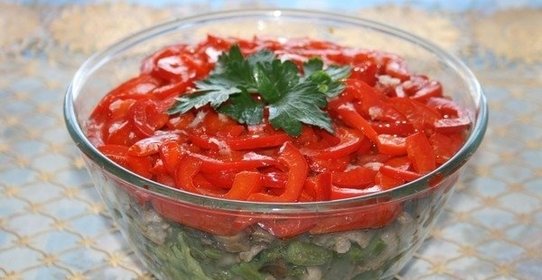 Теплый салат с фасолью и свининой