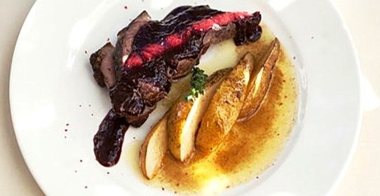 Утка магре с малиновым соусом