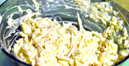 Салат из кальмаров с сыром