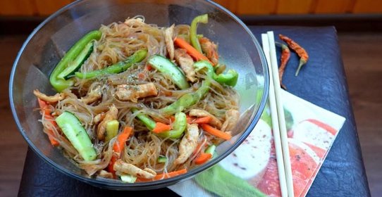 Салат с фунчозой и курицей