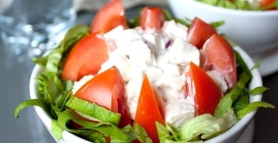 Салат из курицы и помидоров