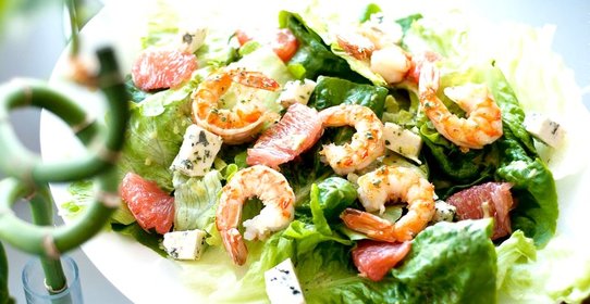 Салат с креветками, грейпфрутом и мятной заправкой