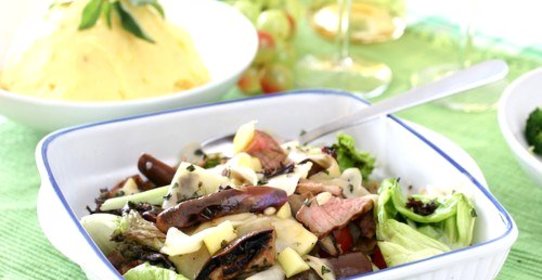 Салат из свинины с маринованными грибами, черносливом и сыром