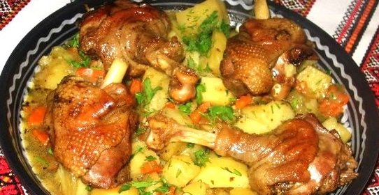 Гусь, тушенный с картошкой