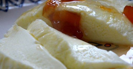 Омлет в пакете с персиковым вареньем