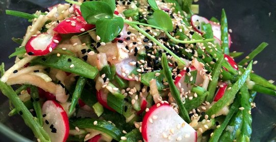 Весенний салат из горошка и редиса с кунжутом