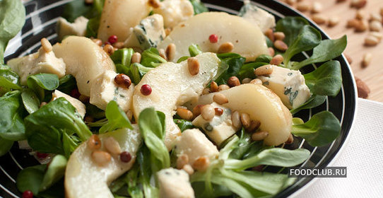 Салат с грушей и голубым сыром