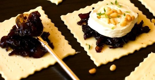 Луковый мармелад с красным вином