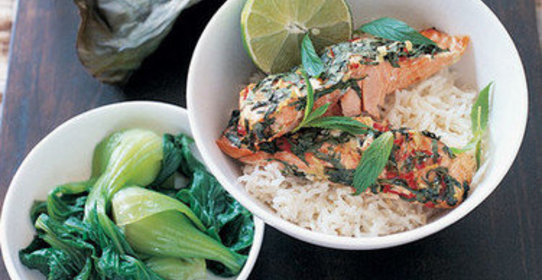 Филе семги, запеченное в банановых листьях