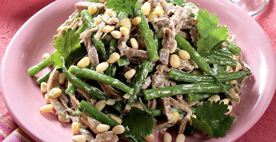 Салат из языка с орехами и зеленой фасолью