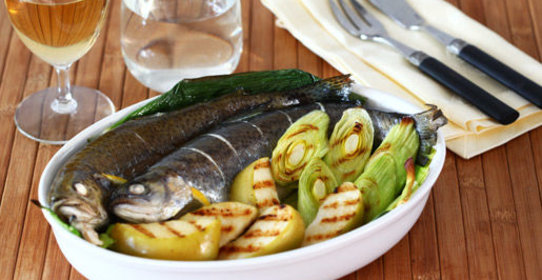 Запеченная форель с пореем и яблоками