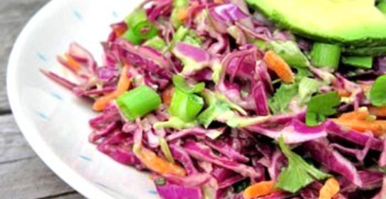 Салат из краснокочанной капусты, авокадо, сельдерея и огурцов