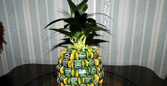 Ананас из конфет