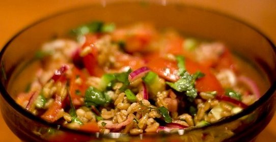 Салат с полбой и помидорами