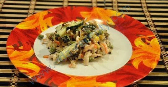 Салат из морской капусты с кальмарами и овощами