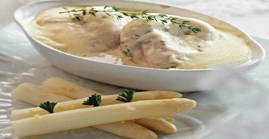 Курица в соусе «Морне» со спаржей