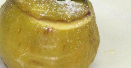 Яблоко, запеченное с физалисом и орехами