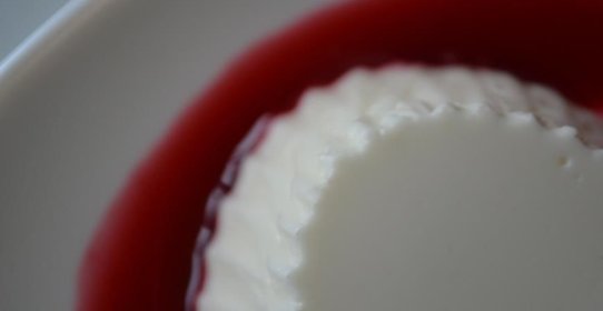 Панакота с вишнёвым соусом