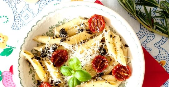 Паста с оливковым тапенадом и вялеными томатами