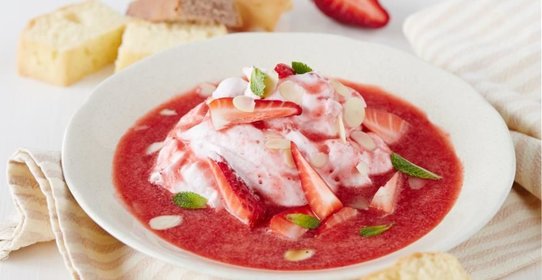 Клубничный суп с сырно-сливочным кремом