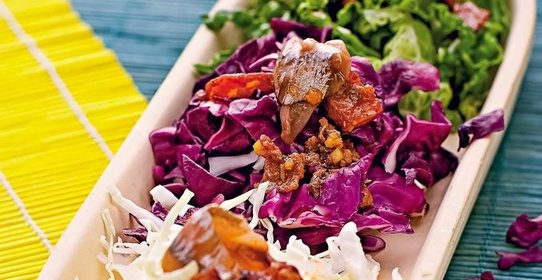 Горячий салат из капусты с анчоусами