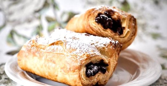 Круассаны с шоколадом из слоеного теста