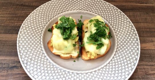 Тосты с авокадо и сыром