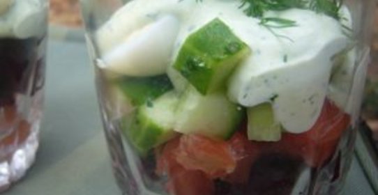 Салат-веррин с семгой, свеклой и йогуртовым соусом
