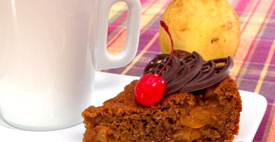 Шоколадный пирог с карамелизированными грушами