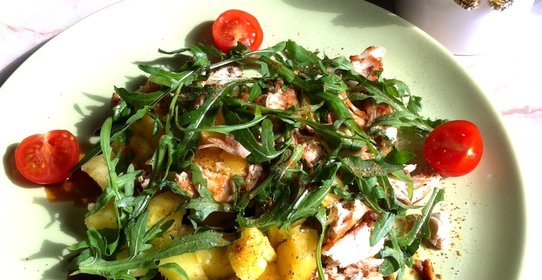 Салат с ананасом, курицей и рукколой