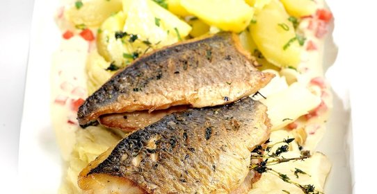 Дорада со сливочно-винным соусом, пекинской капустой и картошкой