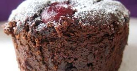 Шоколадно-кофейные пирожные с вишней