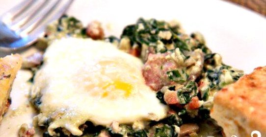 Запеченные яйца со шпинатом, грибами и беконом