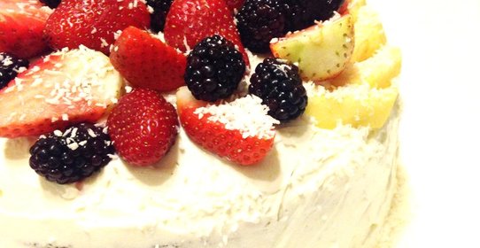 Бисквитный торт с кремом из творожного сыра