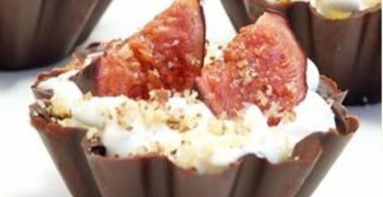 Шоколадные тарталетки со взбитыми сливками и медовым инжиром Искушение