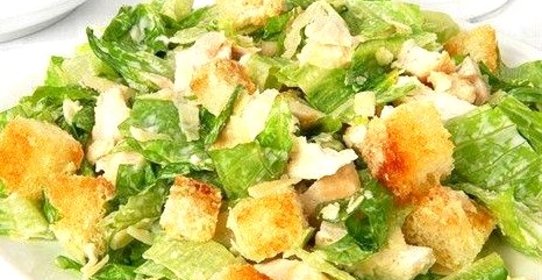 Салат «Цезарь» с огурцами и маслинами