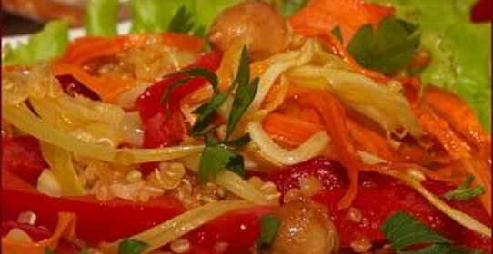 Теплый салат из киноа и булгура