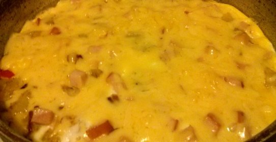 Омлет с овощами и ветчиной