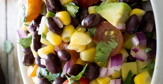 Салат с кукурузой и черной фасолью