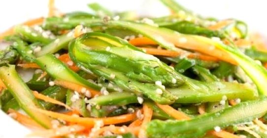 Острый овощной салат со спаржей и дайконом