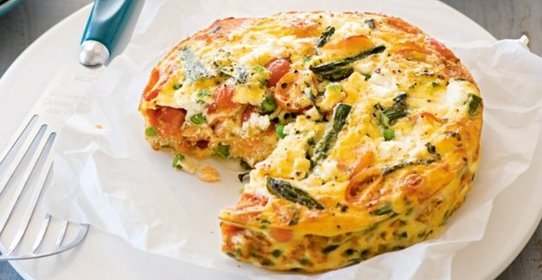 Фриттата со спаржей, рикоттой и томатами черри